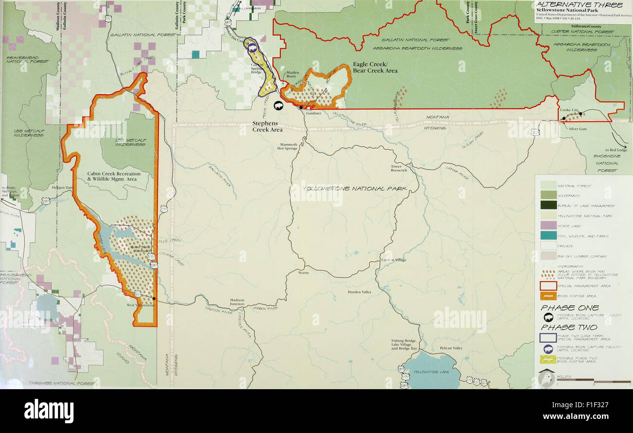 Cet énoncé d’impact environnemental de 1998 traite des stratégies de gestion et de conservation des populations de bisons du Montana et du parc national Yellowstone, et aborde les aspects écologiques, biologiques et politiques de la gestion de la faune. Banque D'Images