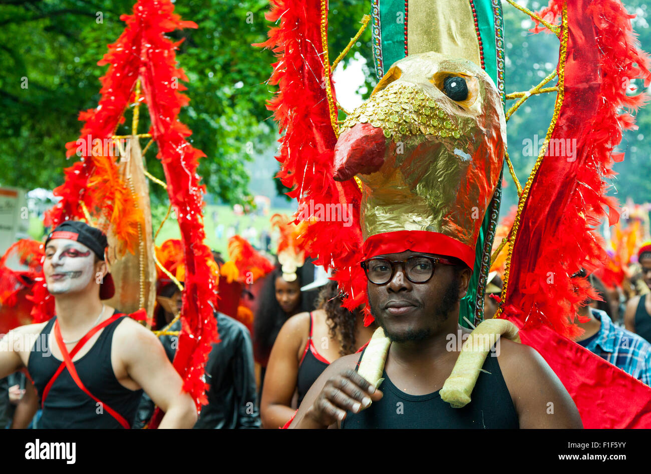 Leeds, UK. Août 31, 2015. L'attente sous la pluie pour le défilé du carnaval pour commencer, dans ParkLeeds Potternewton, West Yorkshire UK Crédit : Graham Hardy/Alamy Live News Banque D'Images