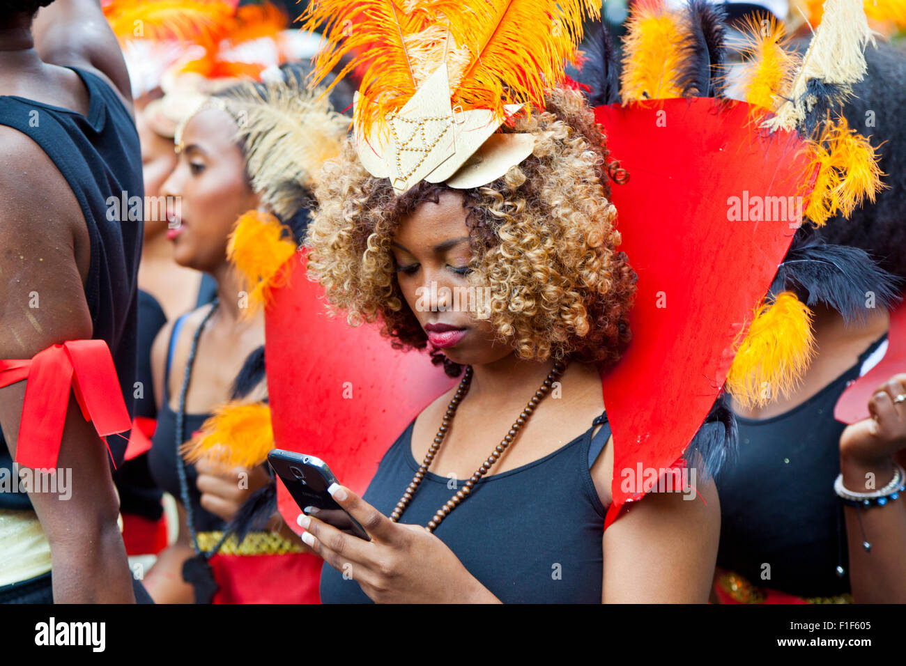 Leeds, UK. Août 31, 2015. L'attente sous la pluie pour le défilé du carnaval pour commencer, dans ParkLeeds Potternewton, West Yorkshire UK Crédit : Graham Hardy/Alamy Live News Banque D'Images