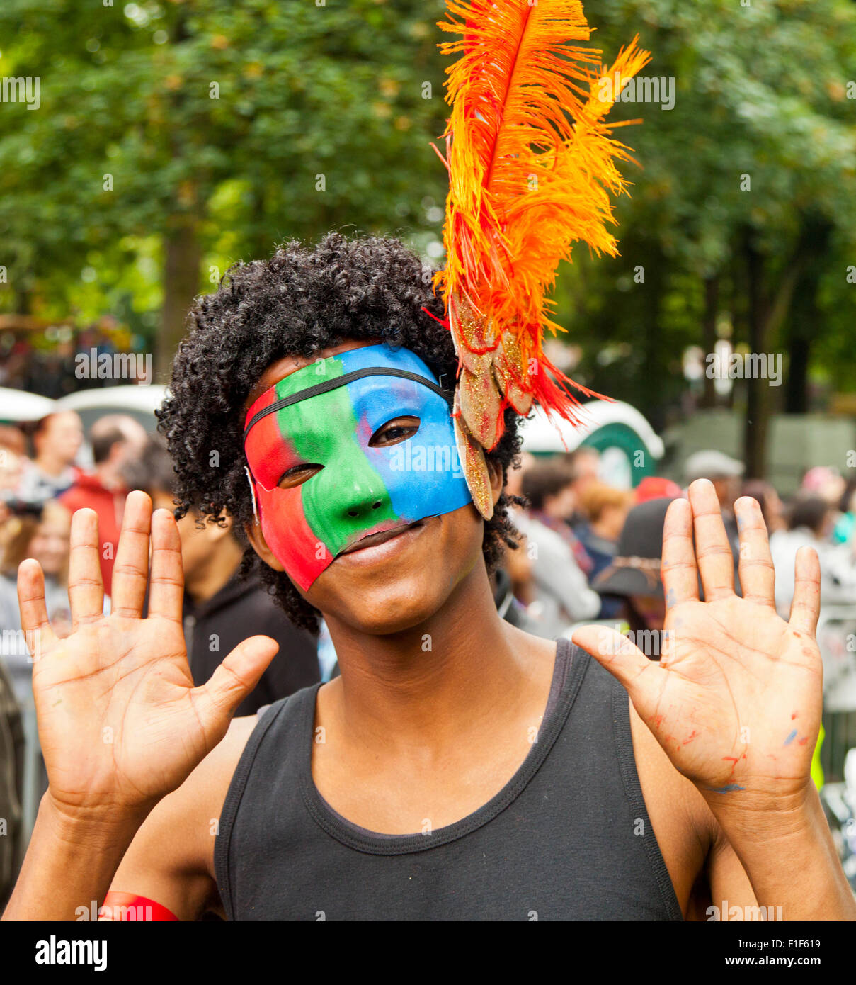 Leeds, Royaume-Uni. 31 août 2015. Un jeune parader de carnaval se fait passer devant la caméra tout en attendant sous la pluie pour que la parade du carnaval commence à Potternewton Park, Leeds, West Yorkshire UK crédit: Graham Hardy/Alay Live News Banque D'Images