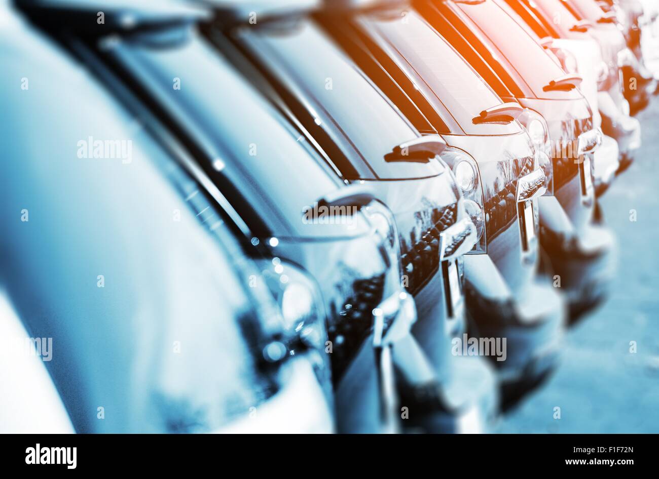 Les nouveaux véhicules en stock photo gros plan avec l'étalonnage des couleurs. Nouvelles voitures en vente dans une rangée. L'industrie automobile. Banque D'Images