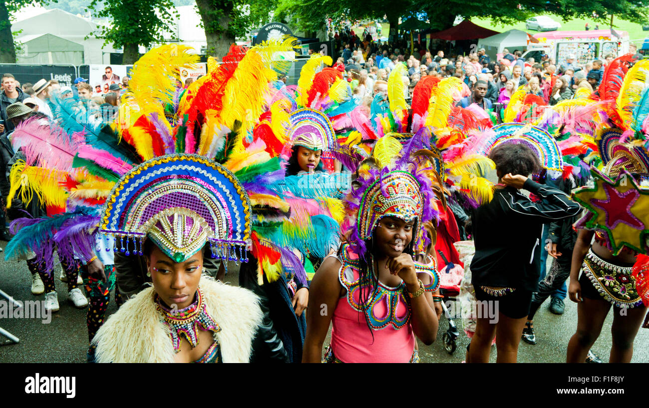 Leeds, UK. Août 31, 2015. Les jeunes femmes portant des costumes colorés attendre sous la pluie pour le défilé du carnaval à commencer en Potternewton Park, Leeds, West Yorkshire UK Crédit : Graham Hardy/Alamy Live News Banque D'Images
