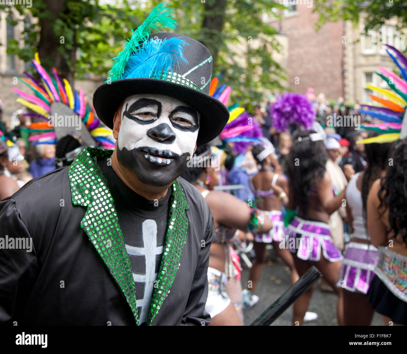 Leeds, UK. Août 31, 2015. Homme dans un costume de squelette sur la rue à la Leeds West Indian Carnival Parade, Leeds, West Yorkshire, UK Crédit : Graham Hardy/Alamy Live News Banque D'Images