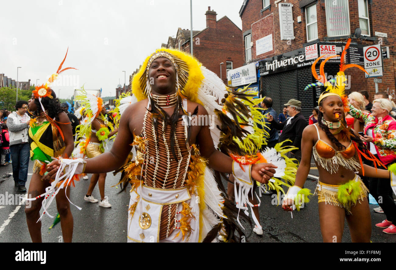 Leeds, UK. Août 31, 2015. Carnival Paraders robes comme les Amérindiens le long de la danse, au cours de la route Roundhay Leeds West Indian Carnival Parade, West Yorkshire, UK Crédit : Graham Hardy/Alamy Live News Banque D'Images