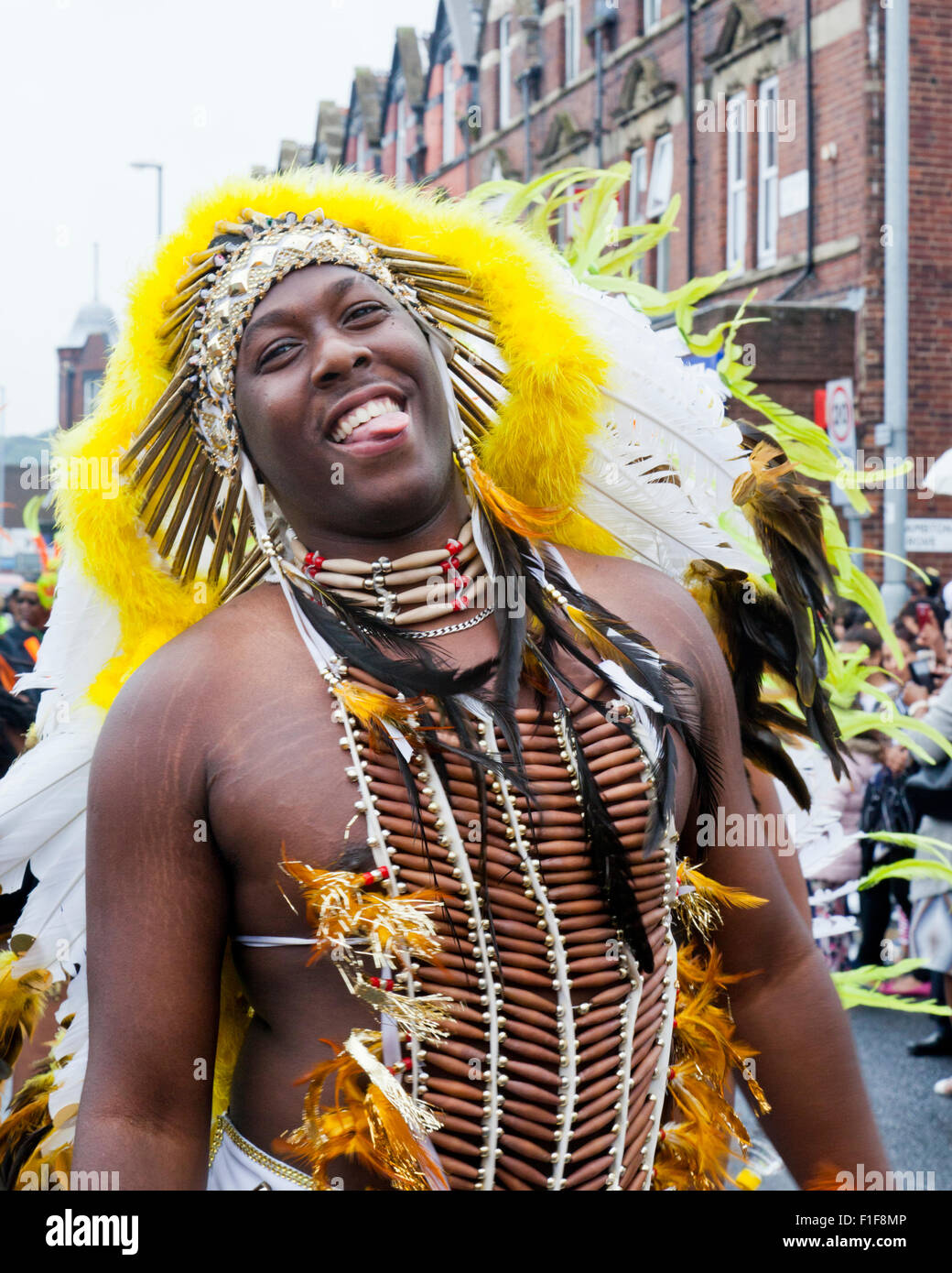 Leeds, UK. Août 31, 2015. Carnival Paraders robes comme les Amérindiens le long de la danse, au cours de la route Roundhay Leeds West Indian Carnival Parade, West Yorkshire, UK Crédit : Graham Hardy/Alamy Live News Banque D'Images