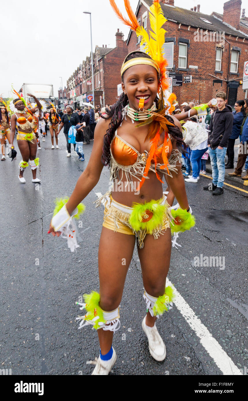 Leeds, UK. Août 31, 2015. Carnival Paraders robes comme les Amérindiens le long de la danse, au cours de la route Roundhay Leeds West Indian Carnival Parade, West Yorkshire, UK Crédit : Graham Hardy/Alamy Live News Banque D'Images