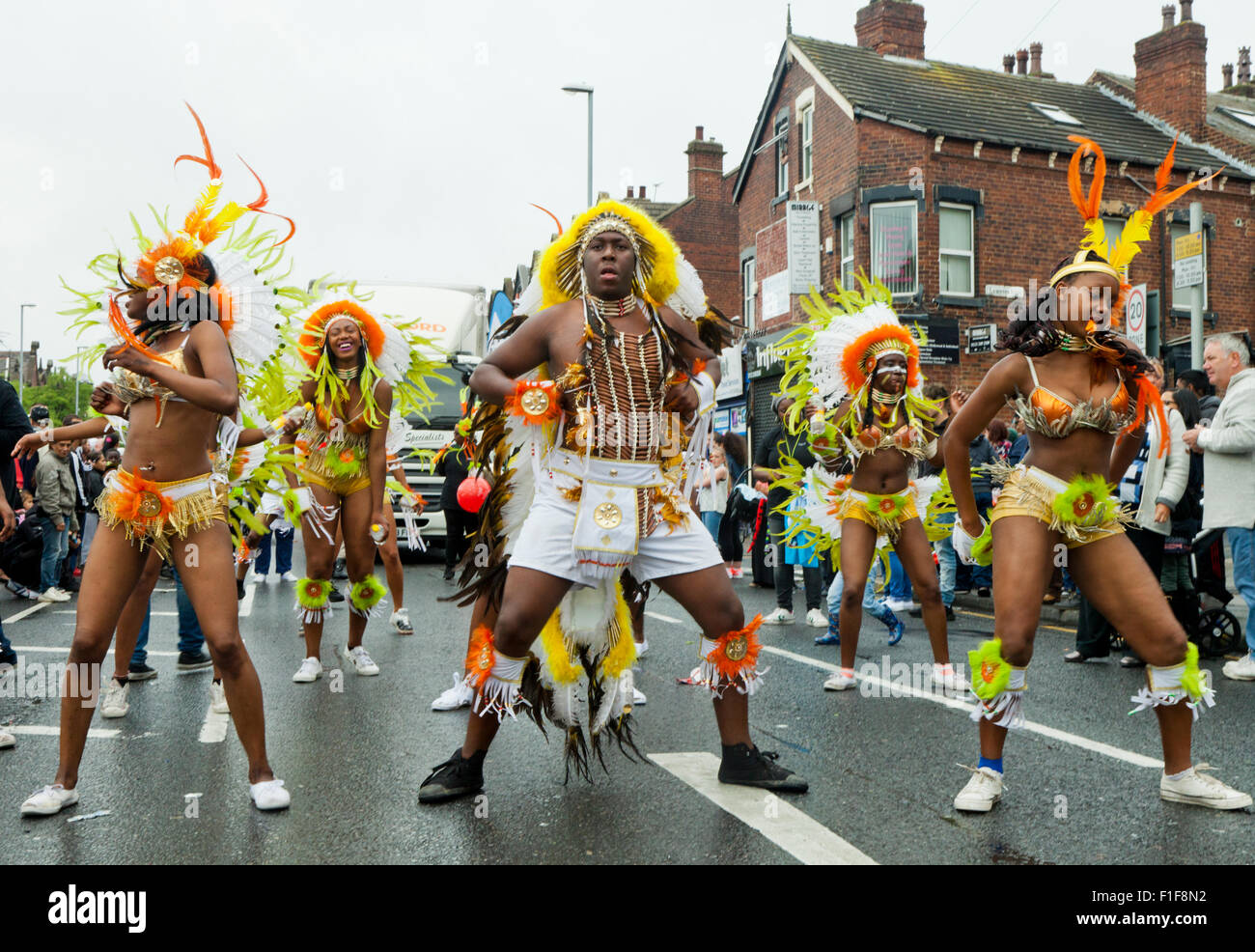 Leeds, UK. Août 31, 2015. Carnival Paraders robes comme les Amérindiens le long de la danse, au cours de la route Roundhay Leeds West Indian Carnival Parade, West Yorkshire, UK Crédit : Graham Hardy/Alamy Live News Banque D'Images