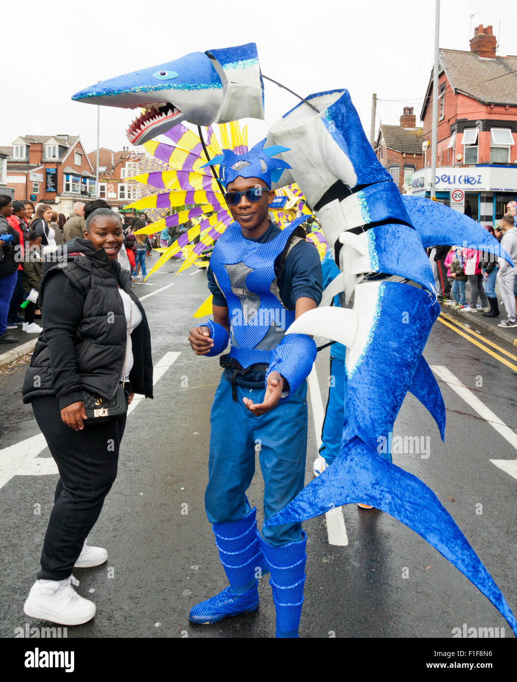 Leeds, UK. Août 31, 2015. un homme porte un costume de carnaval de requins au cours de la Leeds West Indian carnival parade, West Yorkshire, uk crédit : Graham hardy/Alamy live news Banque D'Images