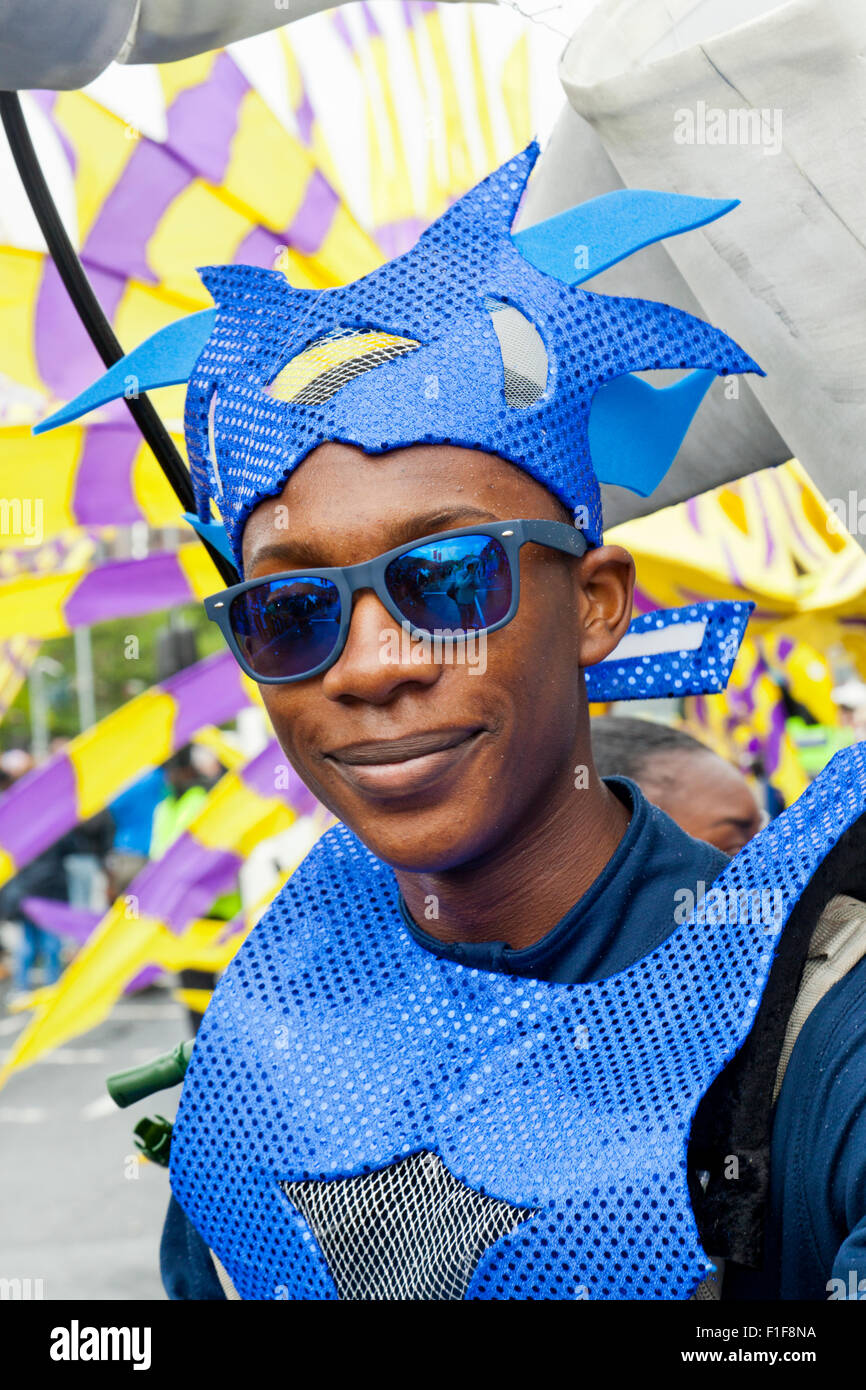 Leeds, UK. Août 31, 2015. un homme porte un costume de carnaval de requins au cours de la Leeds West Indian carnival parade, West Yorkshire, uk crédit : Graham hardy/Alamy live news Banque D'Images
