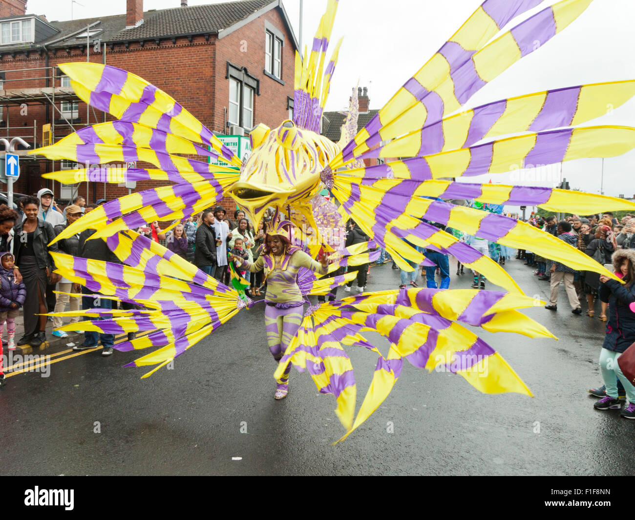 Leeds, UK. Août 31, 2015. Une femme portant un costume de carnaval sur le thème du poisson danse le long de Roundhay Road pendant le défilé de carnaval Antillais de Leeds, West Yorkshire, UK Crédit : Graham Hardy/Alamy Live News Banque D'Images