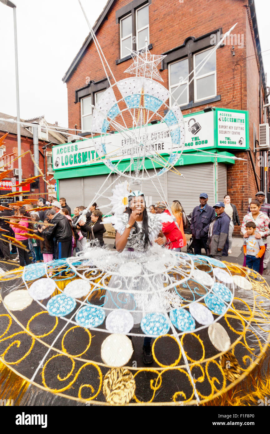 Leeds, UK. Août 31, 2015. Une femme portant un costume de carnaval danse le long de Roundhay Road pendant le défilé de carnaval Antillais de Leeds, West Yorkshire, UK Crédit : Graham Hardy/Alamy Live News Banque D'Images