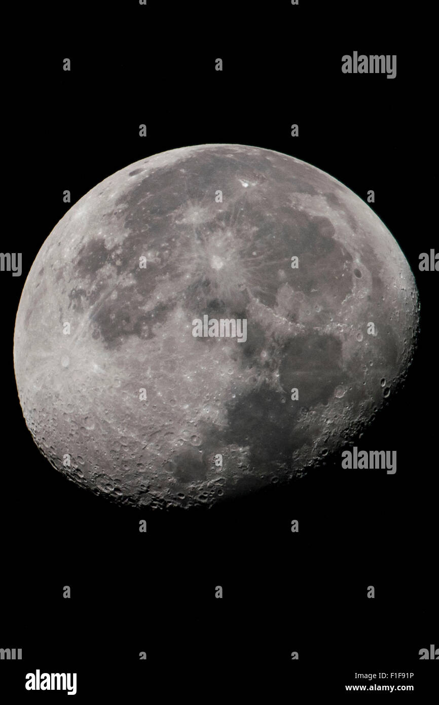 Un gros plan d'une presque pleine lune. Banque D'Images