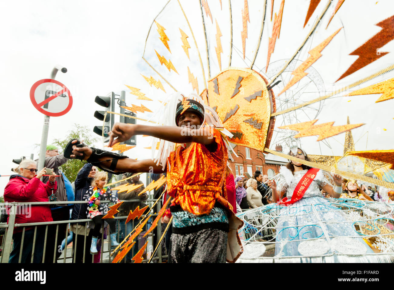 Leeds, UK. Août 31, 2015. Un homme dans un costume de carnaval sur le thème de la foudre danse le long de Roundhay Road pendant le défilé de carnaval Antillais de Leeds, West Yorkshire, UK Crédit : Graham Hardy/Alamy Live News Banque D'Images