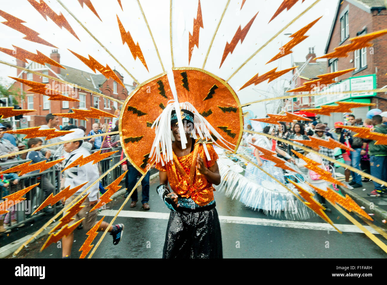Leeds, UK. Août 31, 2015. Un homme dans un costume de carnaval sur le thème de la foudre danse le long de Roundhay Road pendant le défilé de carnaval Antillais de Leeds, West Yorkshire, UK Crédit : Graham Hardy/Alamy Live News Banque D'Images