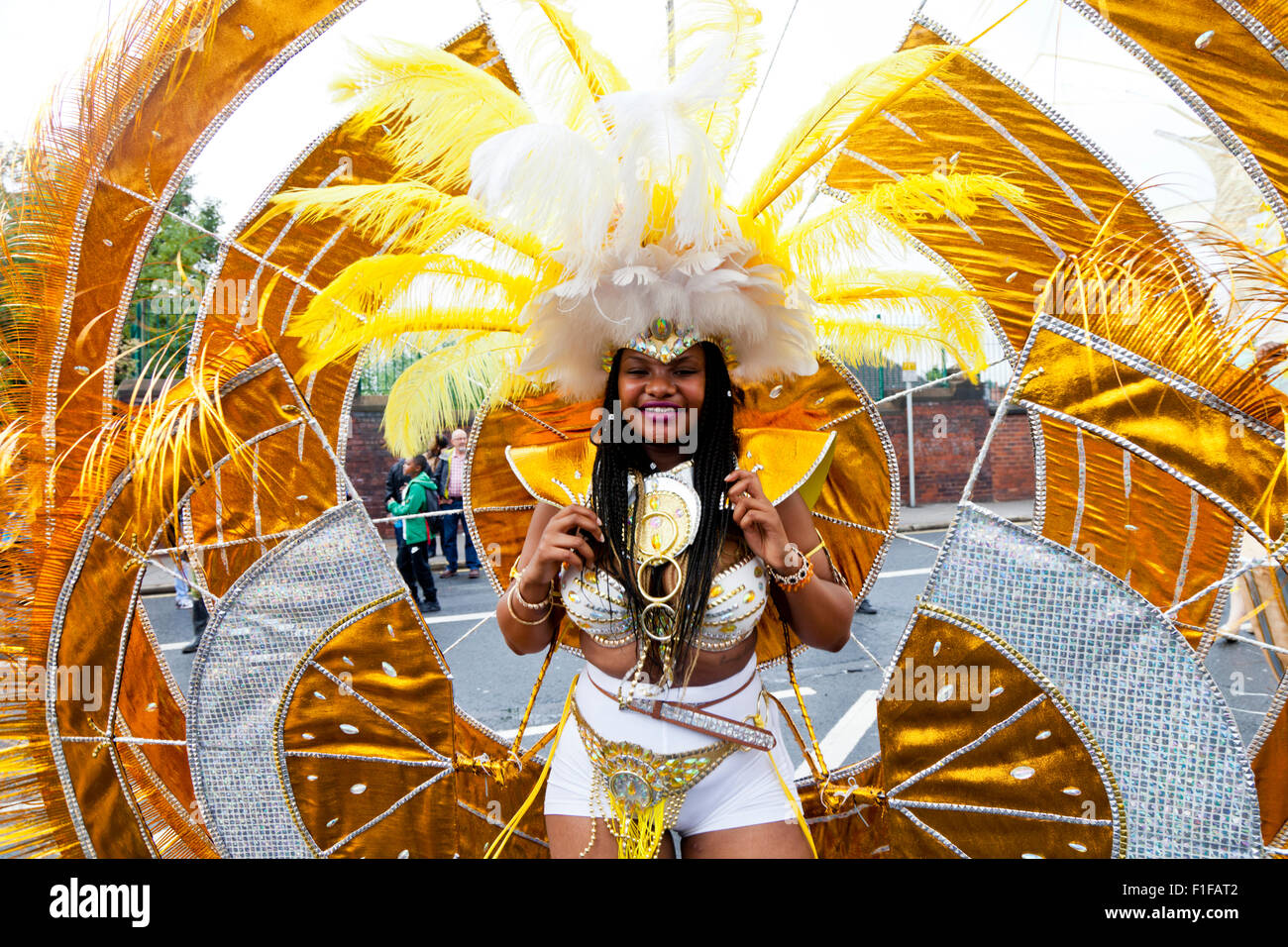 Leeds, UK. Août 31, 2015. Une femme habillé en costume de carnaval danse le long de Roundhay Road pendant le défilé de carnaval Antillais de Leeds, West Yorkshire, UK Crédit : Graham Hardy/Alamy Live News Banque D'Images