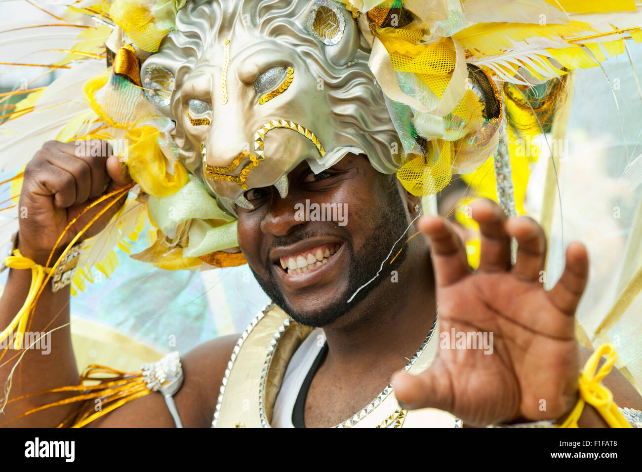 Leeds, UK. Août 31, 2015. Un homme portant un lion headress grognements pour le long de Roundhay route au cours de la Leeds West Indian Carnival Parade, West Yorkshire, UK Crédit : Graham Hardy/Alamy Live News Banque D'Images