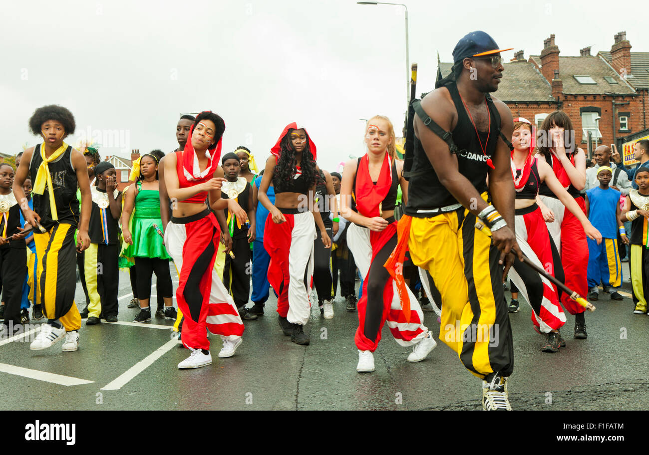 Leeds, UK. Août 31, 2015. rjc dance troupe danse le roundhay road pendant le défilé de carnaval antillais de Leeds, West Yorkshire, uk crédit : Graham hardy/Alamy live news Banque D'Images