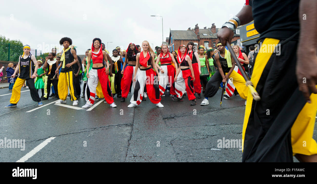 Leeds, UK. Août 31, 2015. RJC dance troupe soyez prêt pour courir le long de la route au cours de Roundhay Leeds West Indian Carnival Parade, West Yorkshire, UK Crédit : Graham Hardy/Alamy Live News Banque D'Images