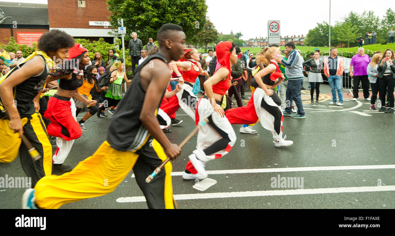 Leeds, UK. Août 31, 2015. Le RJC membres danse courir pour rattraper le reste du défilé après avoir dansé le long de Roundhay Road pendant le défilé de carnaval Antillais de Leeds, West Yorkshire, UK Crédit : Graham Hardy/Alamy Live News Banque D'Images