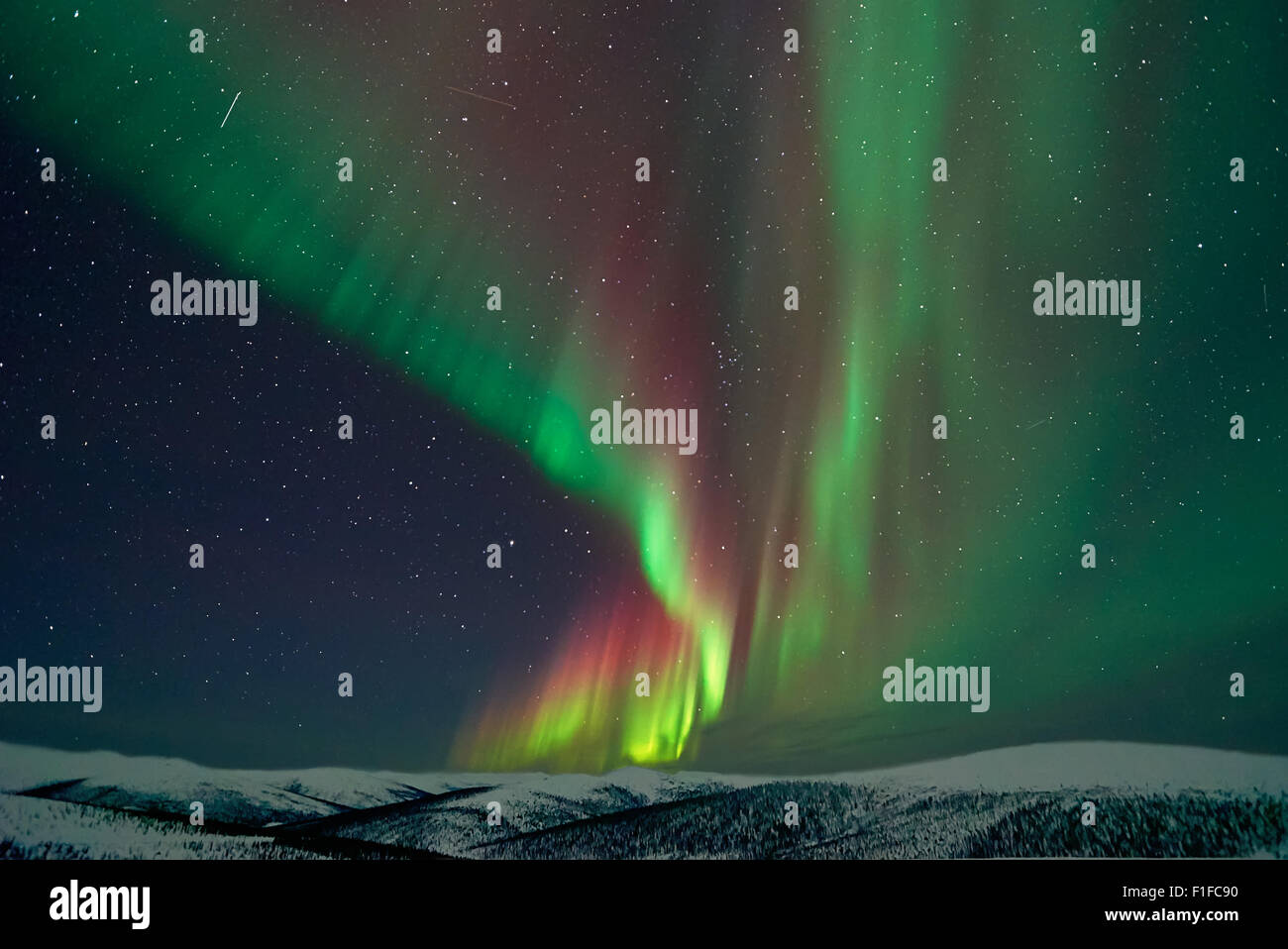 Aurore boréale / Northern Lights au-dessus des montagnes en Alaska Banque D'Images