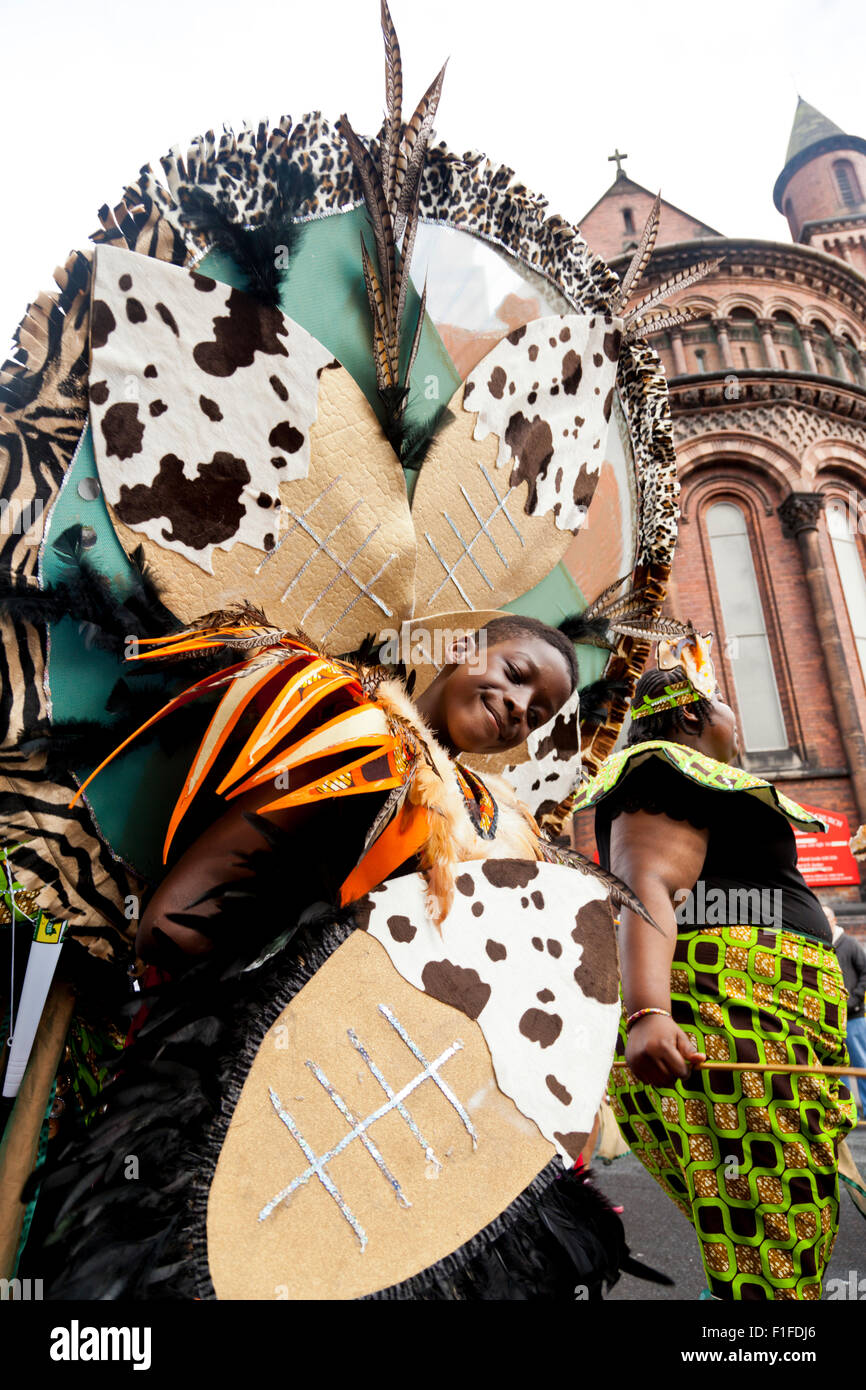 Leeds, UK. Août 31, 2015. Ayoung garçon vêtu de costumes de carnaval sur le thème de l'Afrique de l'ab promenades en face de l'église St Aidans Roundhay sur route au cours de la Leeds West Indian Carnival Parade, West Yorkshire, UK Crédit : Graham Hardy/Alamy Live News Banque D'Images