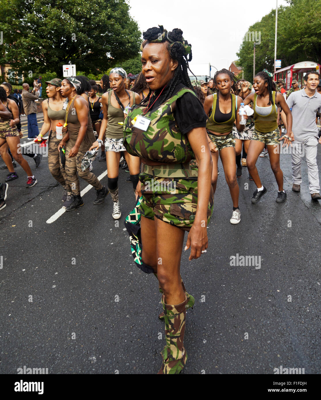 Leeds, UK. Août 31, 2015. Un équipage carnaval vêtus de costumes à thème militaire le long de la danse Roundhay route au cours de la Leeds West Indian Carnival Parade, West Yorkshire, UK Crédit : Graham Hardy/Alamy Live News Banque D'Images