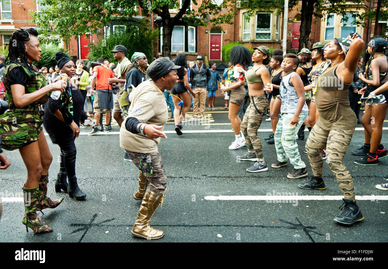 Leeds, UK. Août 31, 2015. Un équipage carnaval vêtus de costumes à thème militaire le long de la danse Roundhay route au cours de la Leeds West Indian Carnival Parade, West Yorkshire, UK Crédit : Graham Hardy/Alamy Live News Banque D'Images