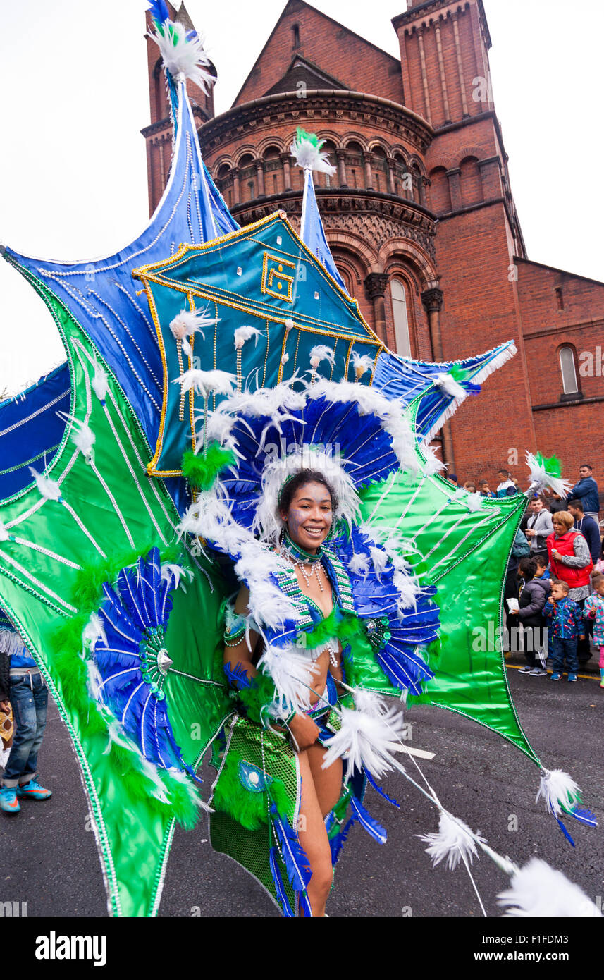 Leeds, UK. Août 31, 2015. Une jeune femme habillée en costume de carnaval danse le long de Roundhay Road pendant le défilé de carnaval Antillais de Leeds, West Yorkshire, UK Crédit : Graham Hardy/Alamy Live News Banque D'Images