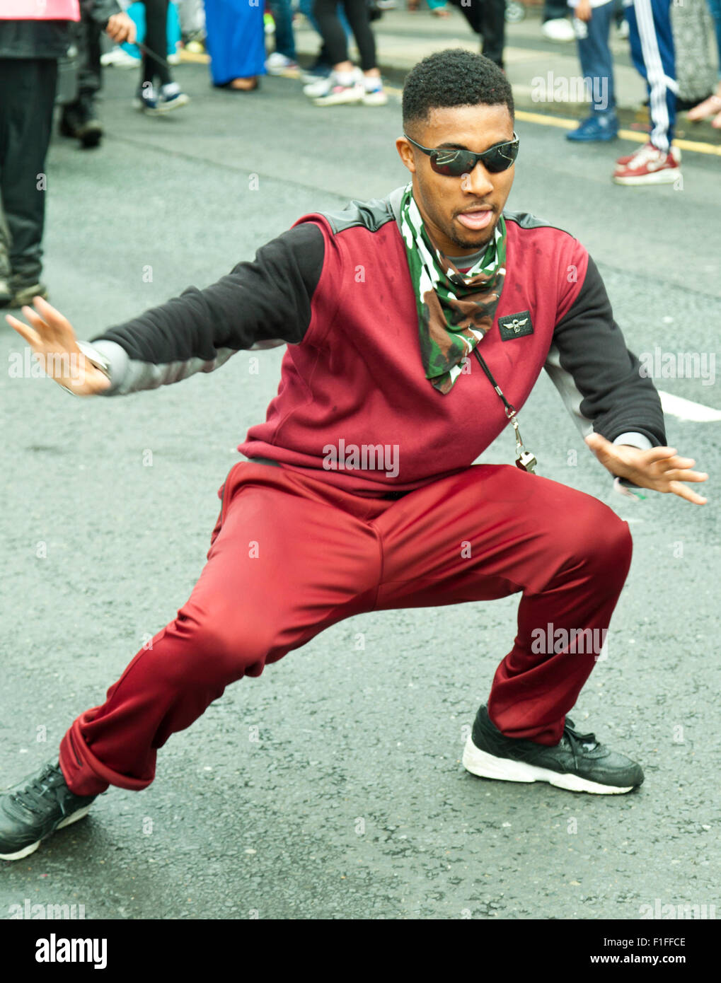 Leeds, UK. Août 31, 2015. Un jeune homme danse le long de Roundhay Road pendant le défilé de carnaval Antillais de Leeds, West Yorkshire, UK Crédit : Graham Hardy/Alamy Live News Banque D'Images