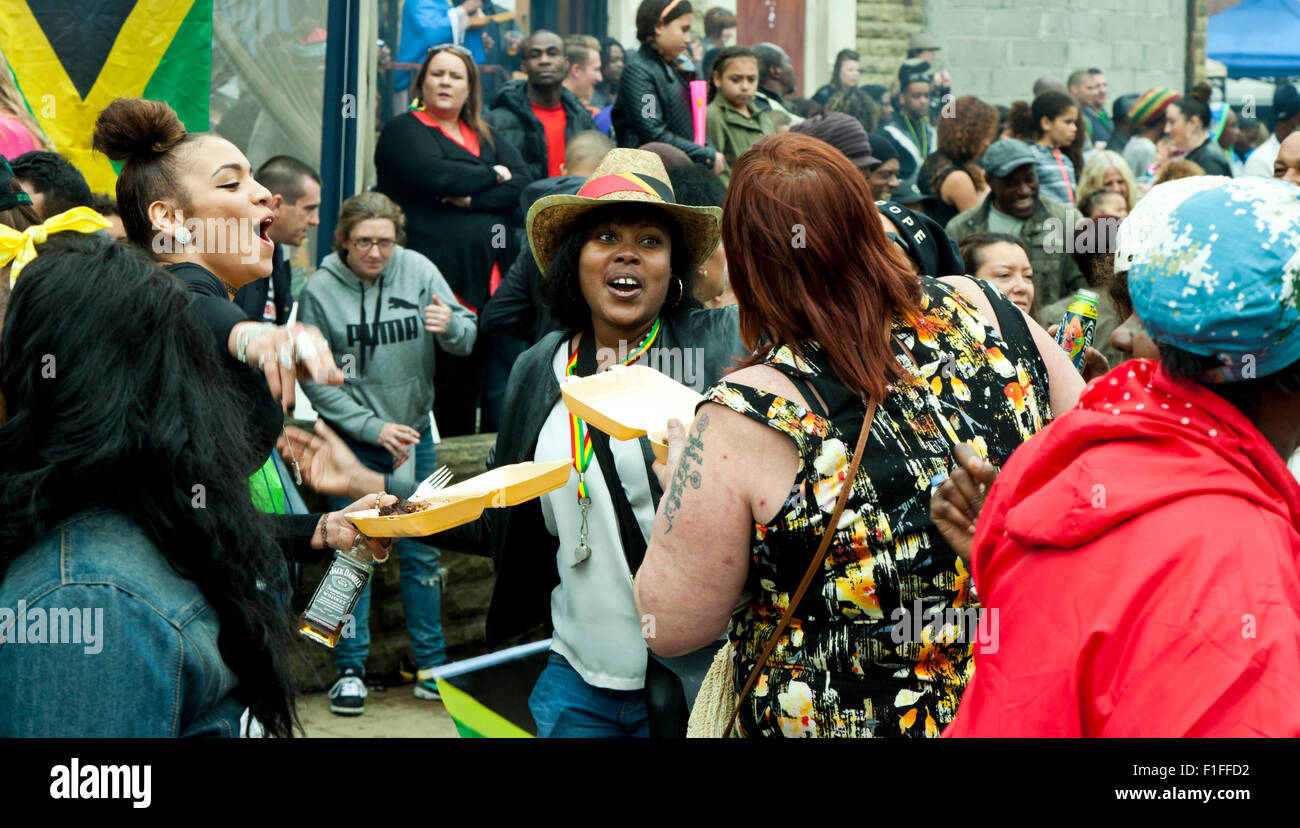 Leeds, UK. Août 31, 2015. Les gens danser sur Chapeltown Road pendant qu'ils attendent pour le Leeds West Indian Défilé d'arriver, West Yorkshire, UK Crédit : Graham Hardy/Alamy Live News Banque D'Images