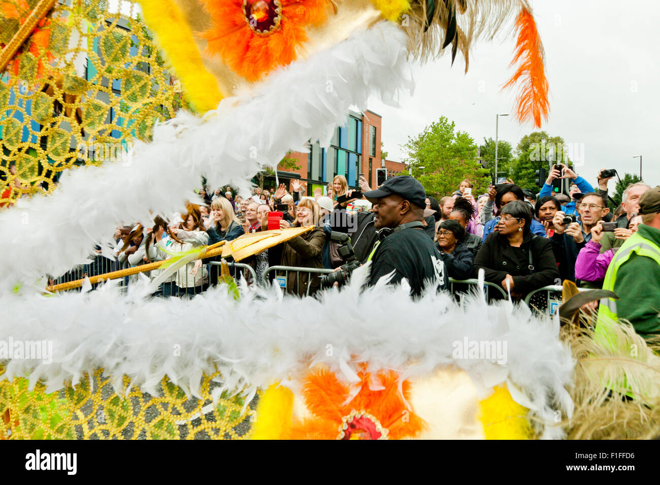 Leeds, UK. Août 31, 2015. Encadré par les foules Leeds West Indian défilé costumé Queens le long de la route bordée d'Easingwold, Leeds, West Yorkshire, UK Crédit : Graham Hardy/Alamy Live News Banque D'Images