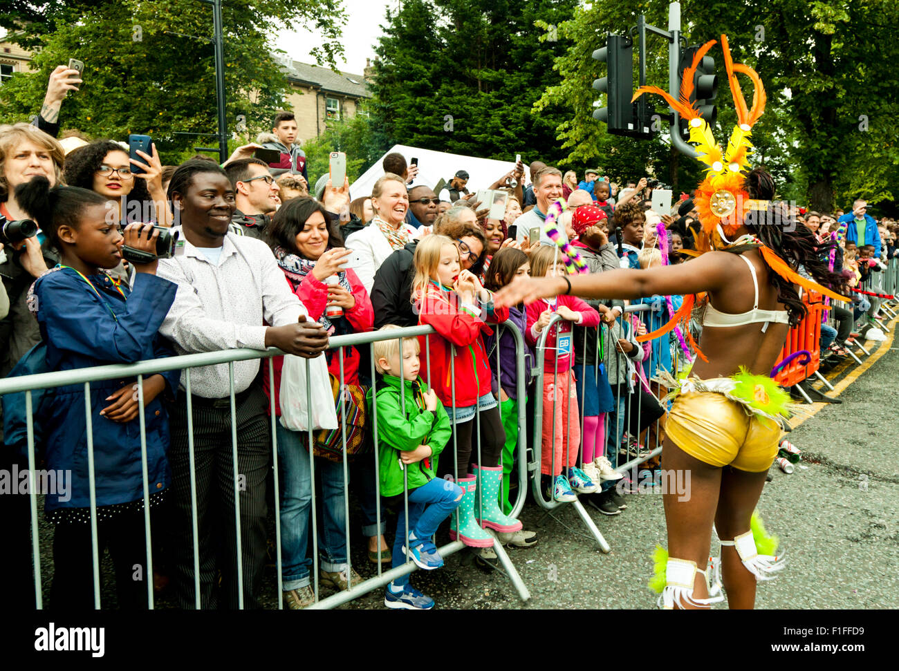 Leeds, UK. Août 31, 2015. Une femme habillé en costume de carnaval salue la foule sur Chapeltown Road pendant le défilé de carnaval Antillais de Leeds, West Yorkshire, UK Crédit : Graham Hardy/Alamy Live News Banque D'Images