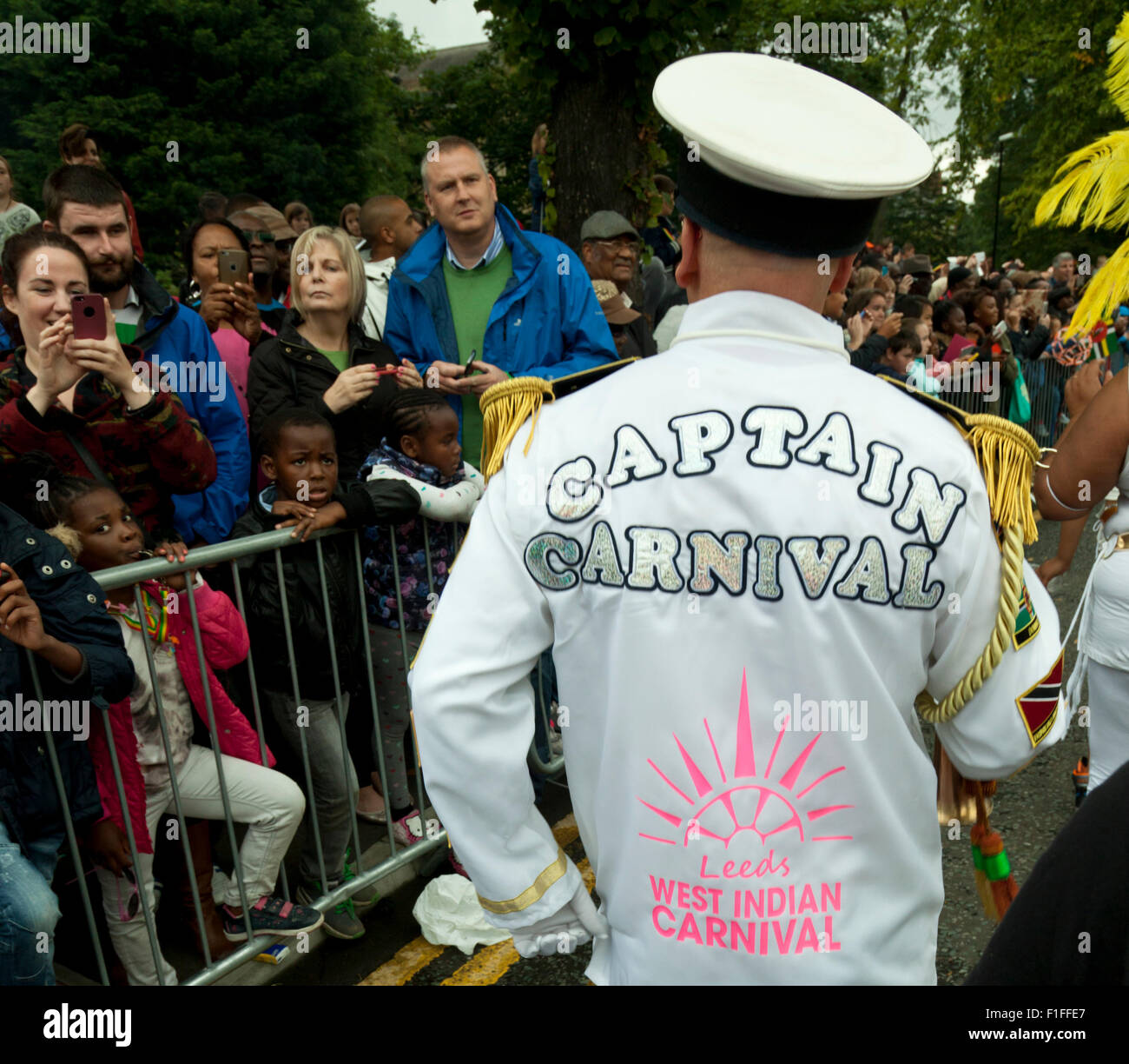 Leeds, UK. Août 31, 2015. Le capitaine Carnival accueille la foule sur l'Avenue Harehills comme Leeds West Inidan Défilé retourne à Potternewton Park, Leeds West Yorkshire UK Crédit : Graham Hardy/Alamy Live News Banque D'Images