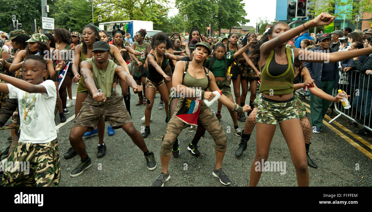 Leeds, UK. Août 31, 2015. Un équipage carnaval vêtus de costumes à thème militaire le long de la danse au cours de l'Avenue Harehills Leeds West Indian Carnival Parade, West Yorkshire, UK Crédit : Graham Hardy/Alamy Live News Banque D'Images