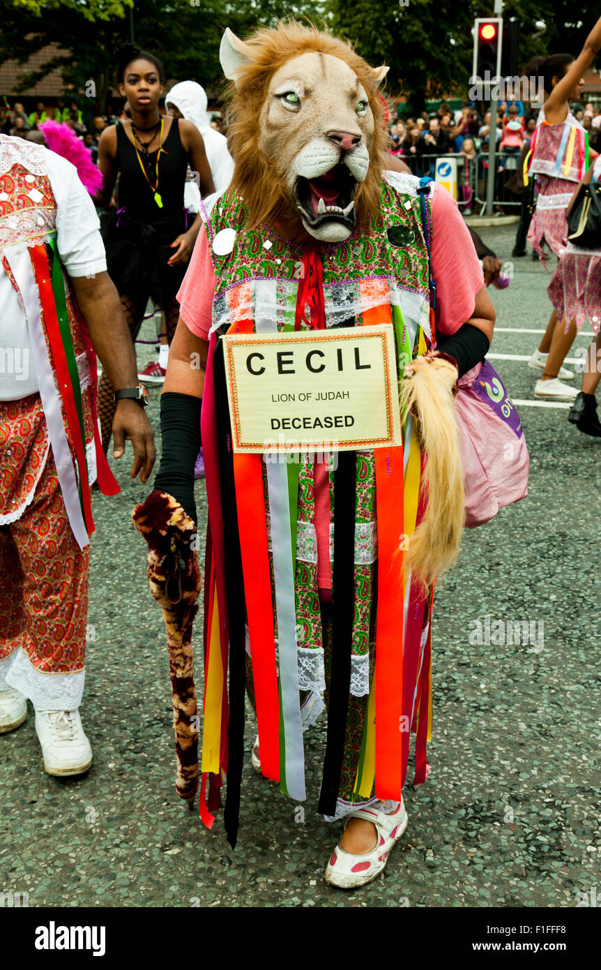 Leeds, UK. Août 31, 2015. Un costume de carnaval représentant Cecil le Lion, au cours de la Leeds West Indian Carnival Parade, West Yorkshire, Royaume-Uni. Cecil le Lion a récemment fait les manchettes après que l'animal a été illégalement tués au Zimbabwe. Credit : Graham Hardy/Alamy Live News Banque D'Images