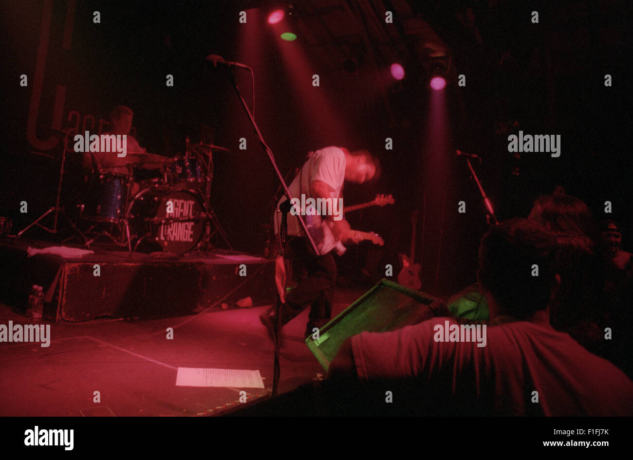 Groupe de punk rock originaire de Californie du Sud, l'Agent Orange joue un spectacle au Cactus Club à San Jose, Californie en 1995. Chanteur Mike effectue Palm Banque D'Images