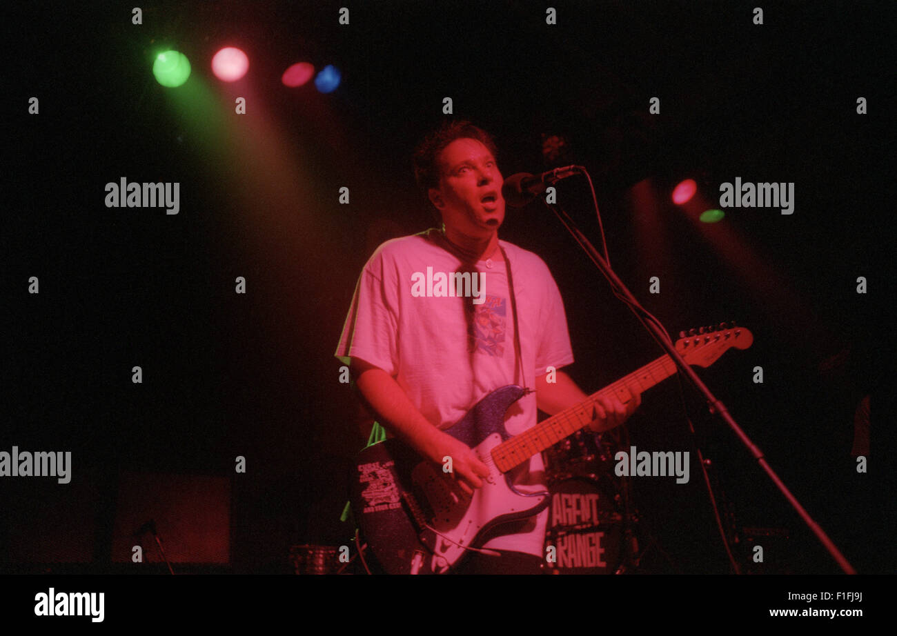Groupe de punk rock originaire de Californie du Sud, l'Agent Orange joue un spectacle au Cactus Club à San Jose, Californie en 1995. Chanteur Mike chant Palm. Banque D'Images
