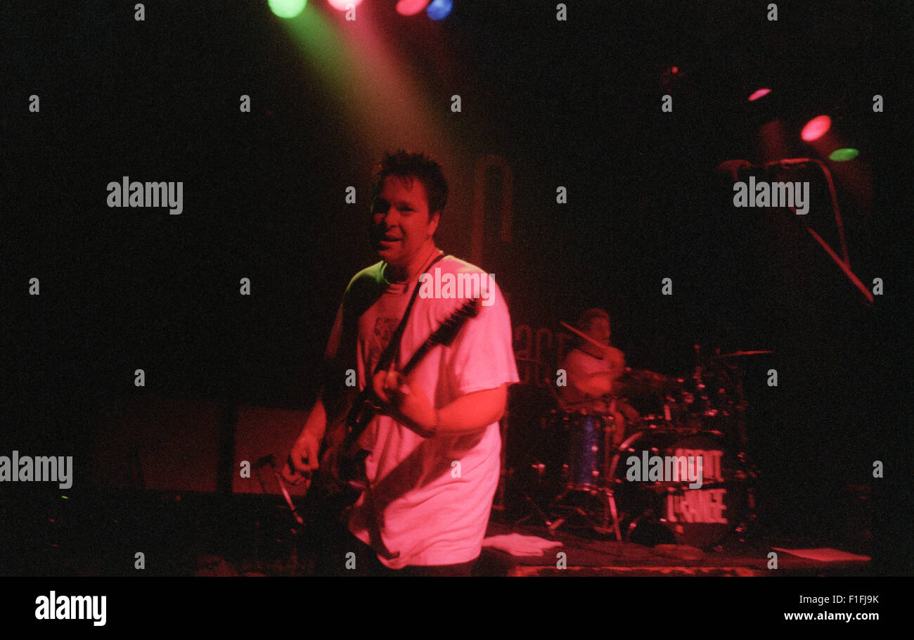 Groupe de punk rock originaire de Californie du Sud, l'Agent Orange joue un spectacle au Cactus Club à San Jose, Californie en 1995. Chanteur Mike chant Palm. Banque D'Images