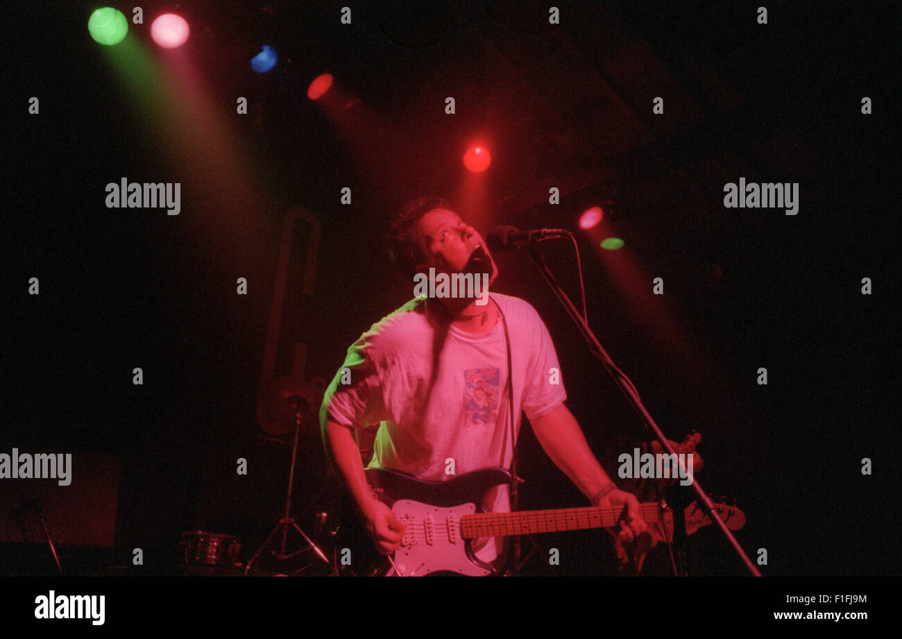 Groupe de punk rock originaire de Californie du Sud, l'Agent Orange joue un spectacle au Cactus Club à San Jose, Californie en 1995. Chanteur Mike chant Palm. Banque D'Images