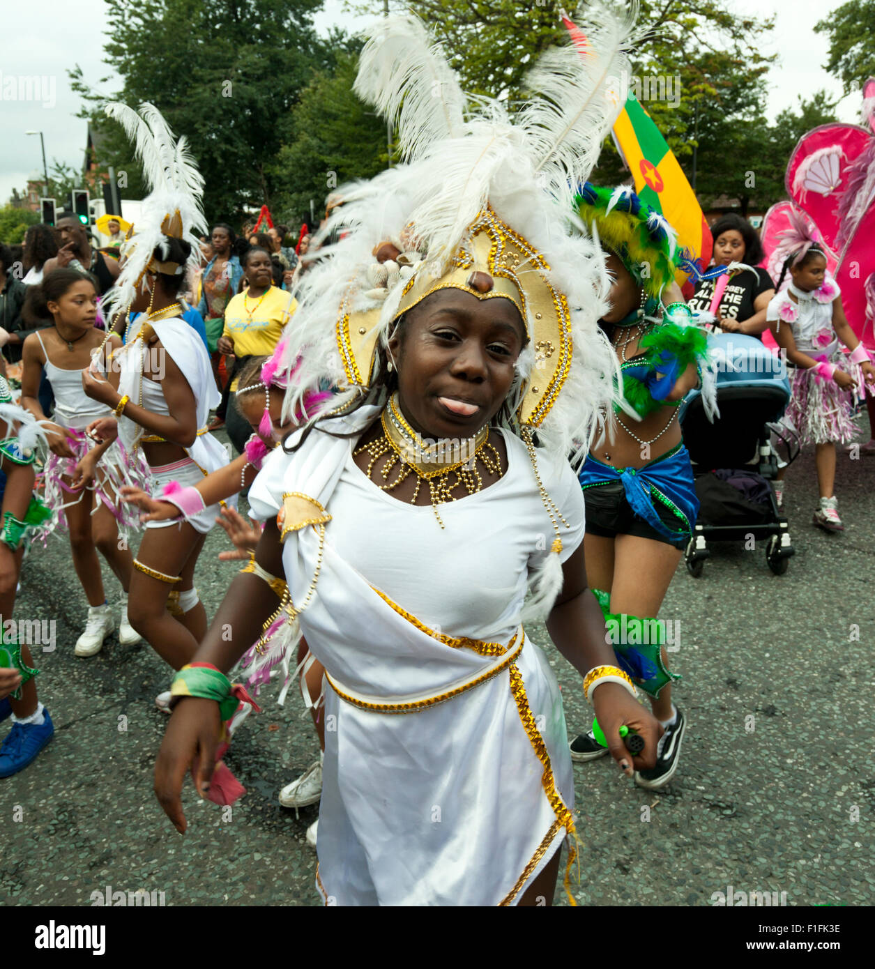 Leeds, UK. Août 31, 2015. Une femme habillé en costume de carnaval pokes sa langue à l'appareil photo pendant le défilé de carnaval Antillais de Leeds, West Yorkshire, UK Crédit : Graham Hardy/Alamy Live News Banque D'Images