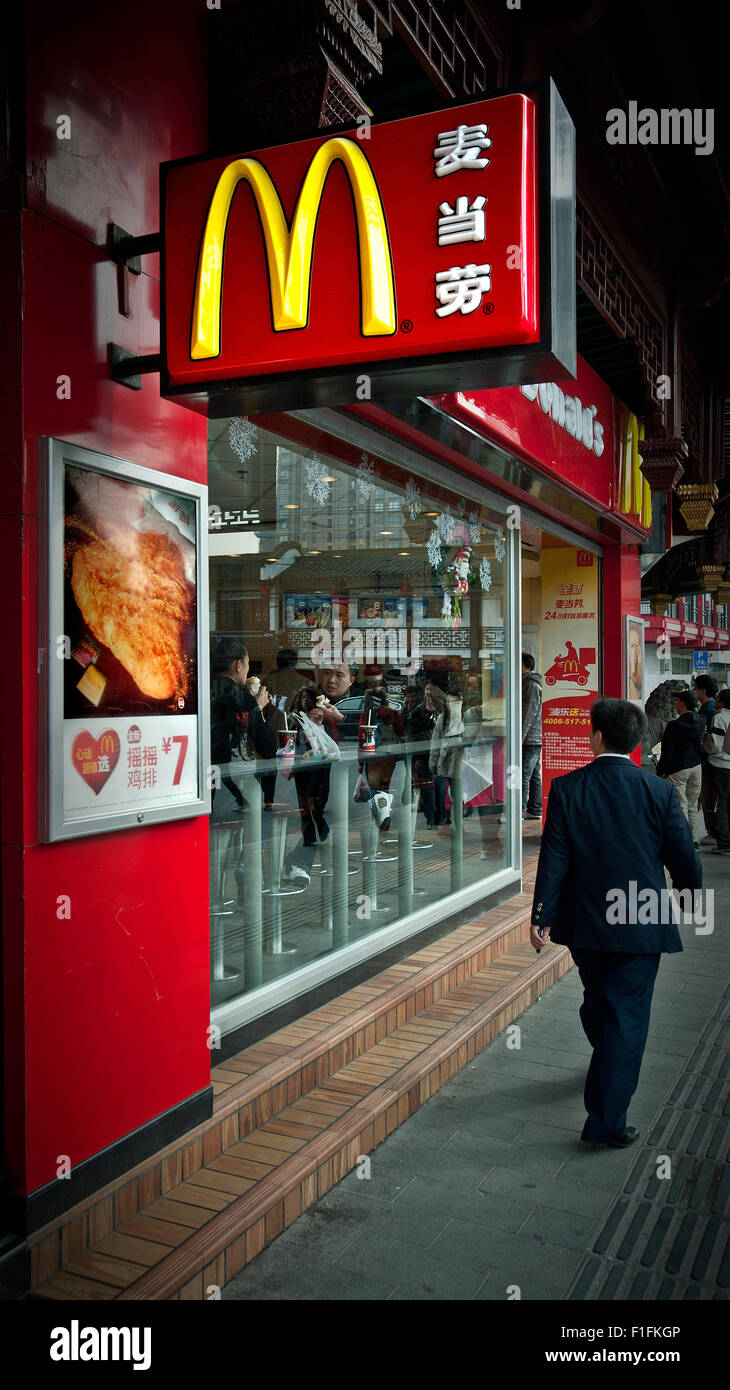 Un style Edward Hopper image d'un McDonald's à Shanghai en Chine. Réflexions et diners encadrée par passer par et les arches d'or Banque D'Images