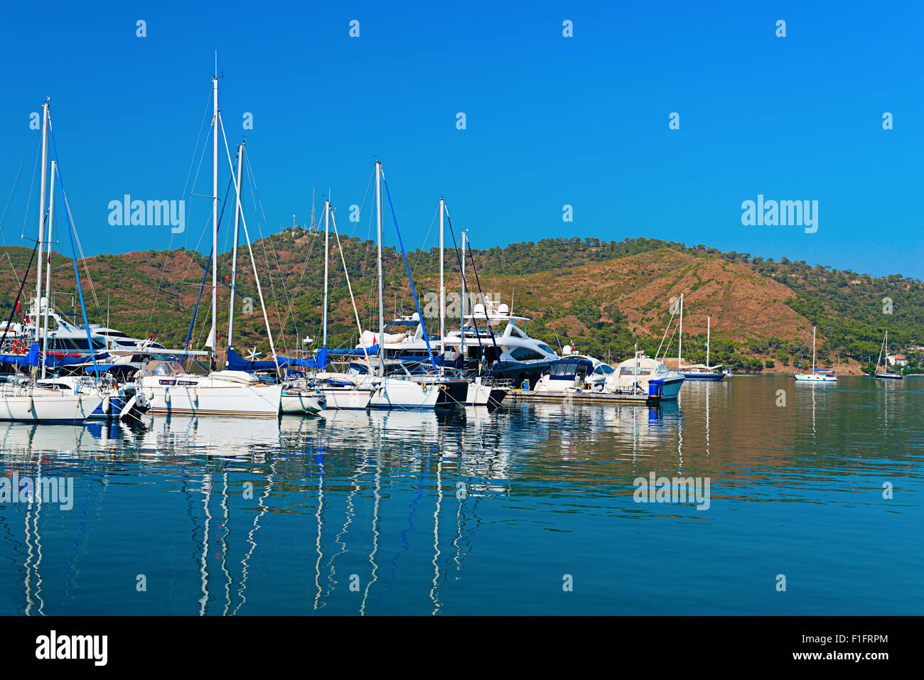 Image de bateaux et yachts sur la mer méditerranéen Banque D'Images