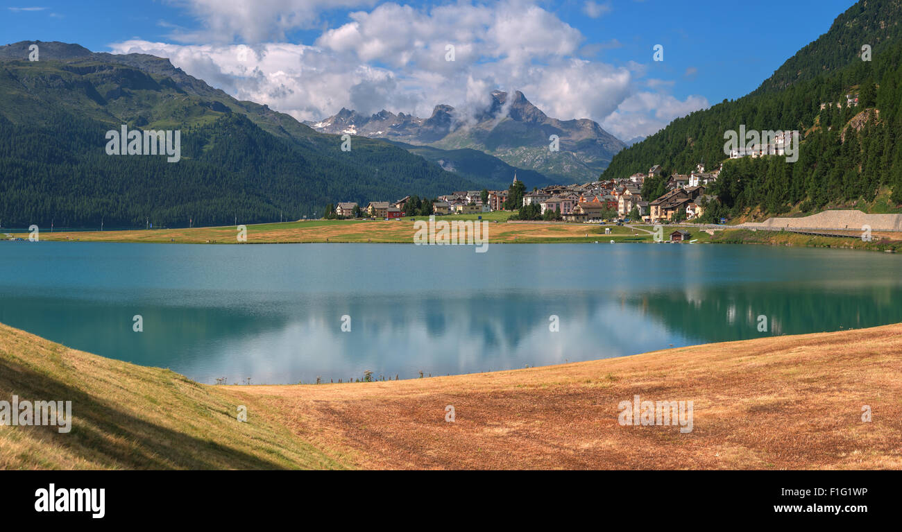 Incroyable journée ensoleillée à Champferersee lac dans les Alpes suisses. Village de Silvaplana, Suisse, Europe. Banque D'Images