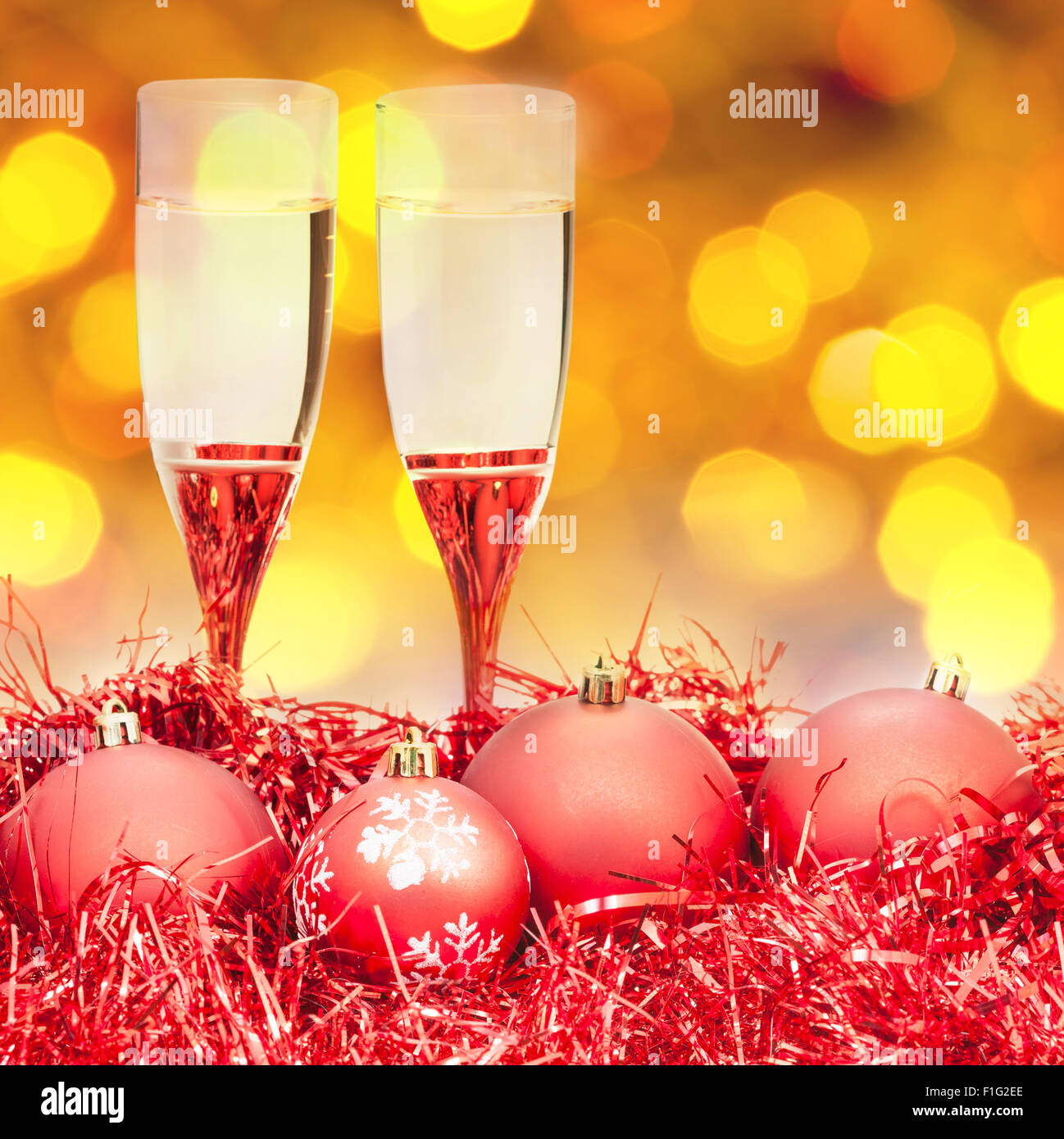 Noël encore la vie - deux verres de champagne à Noël avec des décorations rouge jaune et violet seau en bokeh ba Banque D'Images