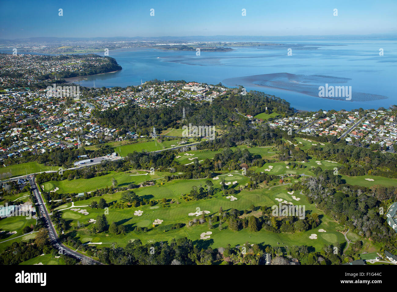 Titirangi Golf et Manukau Harbour, île du nord, Auckland, Nouvelle-Zélande - vue aérienne Banque D'Images