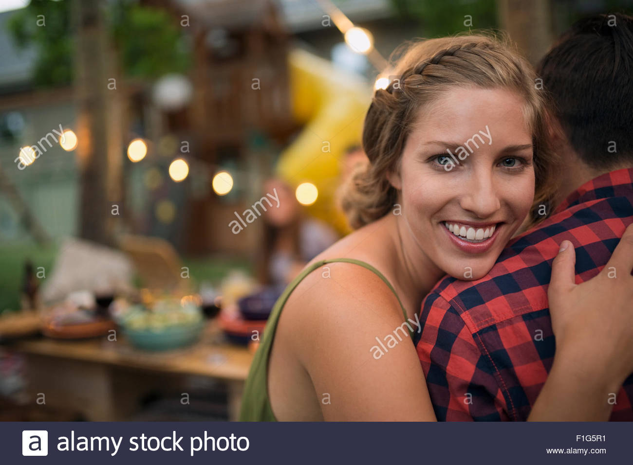 Portrait smiling girlfriend hugging boyfriend Banque D'Images