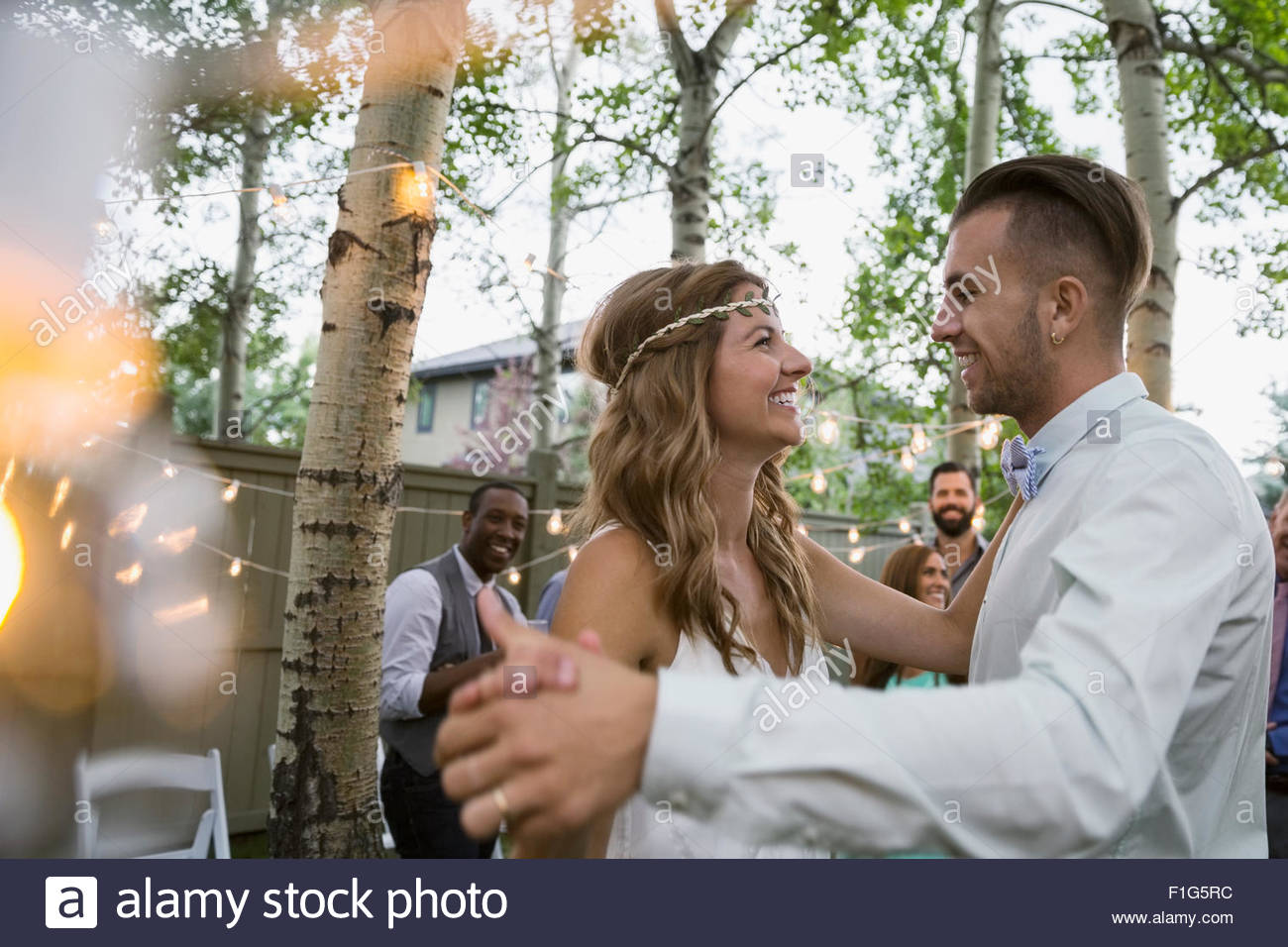 Bride and Groom dancing au jardin réception de mariage Banque D'Images