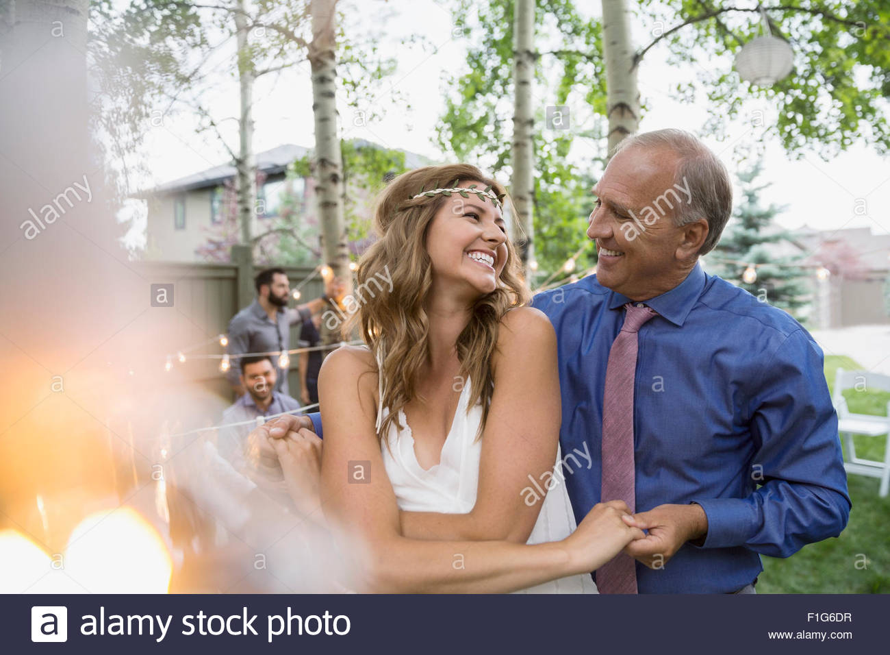 Mariée et père de la danse et hugging in backyard Banque D'Images