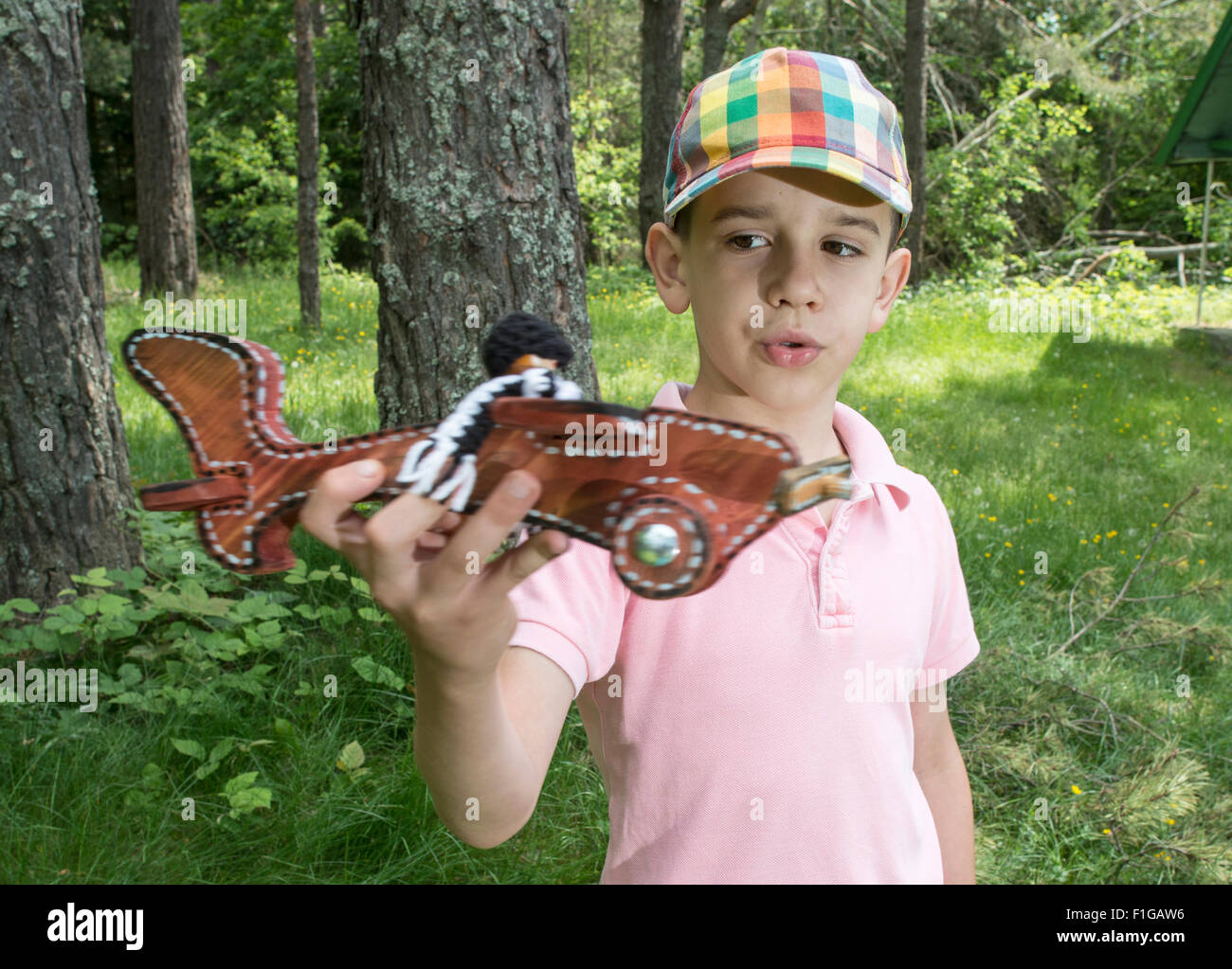 Enfant jouer avec un avion en bois dans la montagne. Forest Banque D'Images