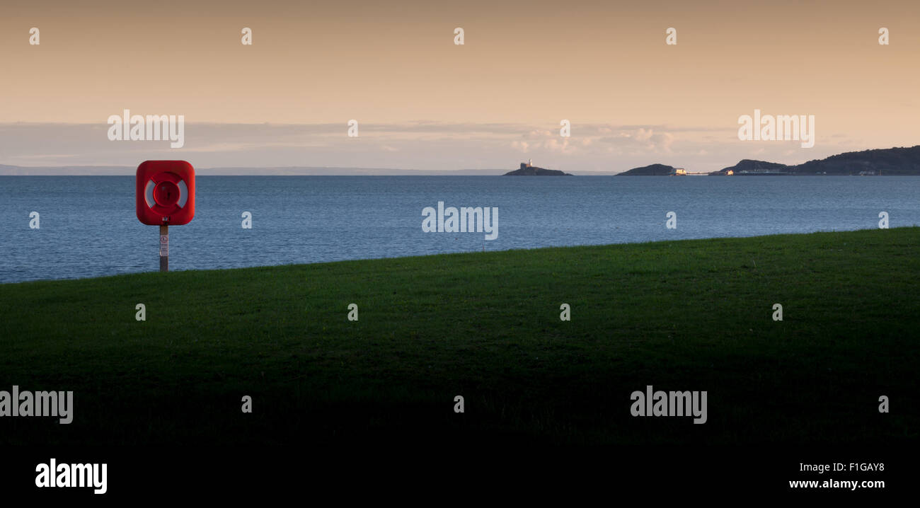 Swansea Bay avec un épargnant de vie et point de vue sur les Mumbles Banque D'Images